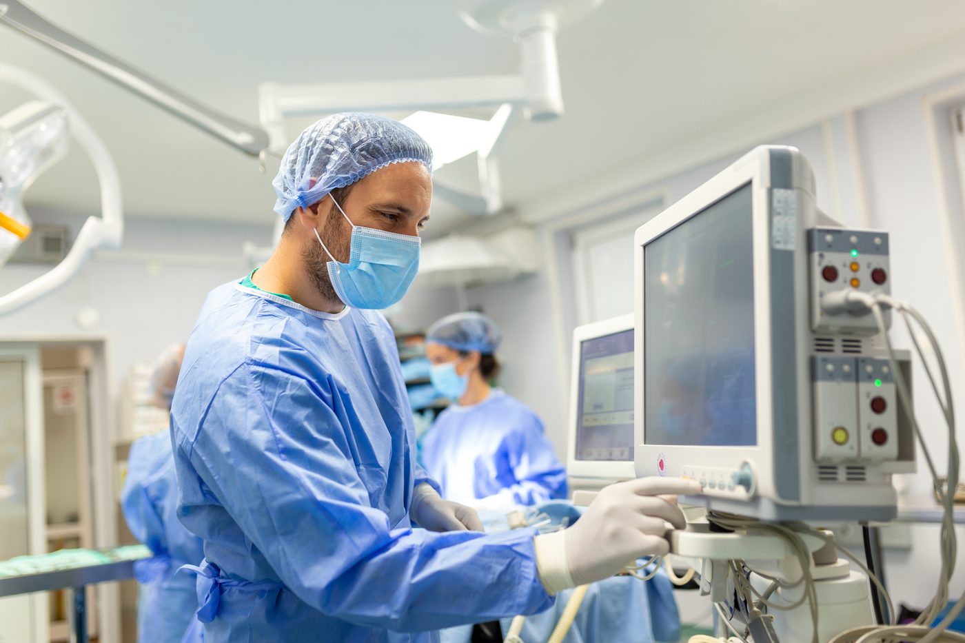 Anestesiologista acompanha os monitores durante cirurgia