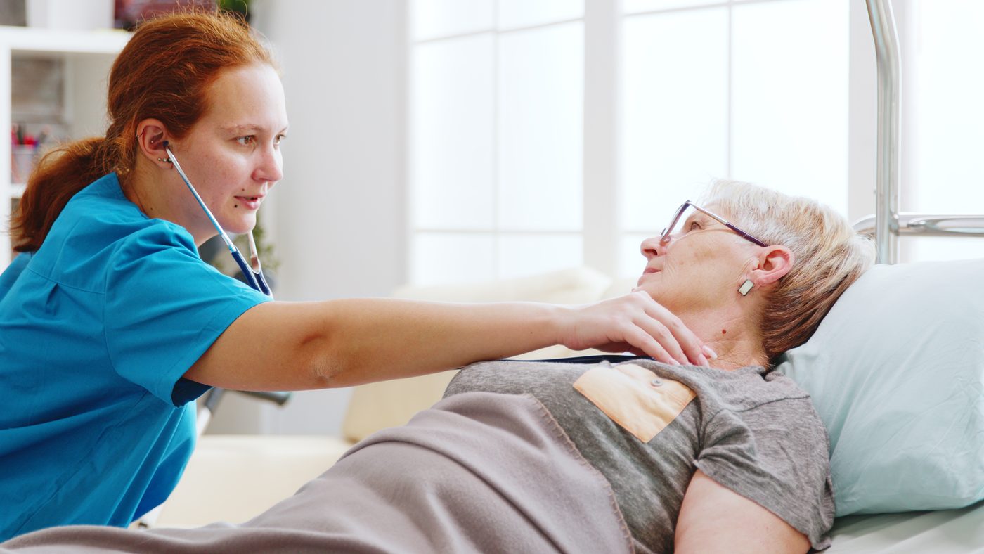 Médica examina paciente internada