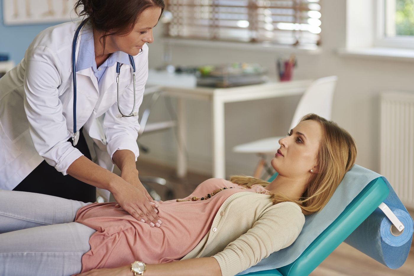 Médica examina paciente em consulta