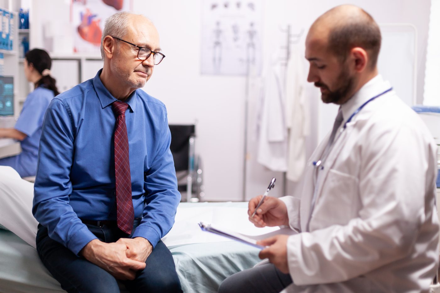 Urologista conversa com paciente em consulta