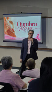Palestra do Outubro Rosa com o mastologista Dr. Adriano Baeta na Santa Casa de Mogi das Cruzes